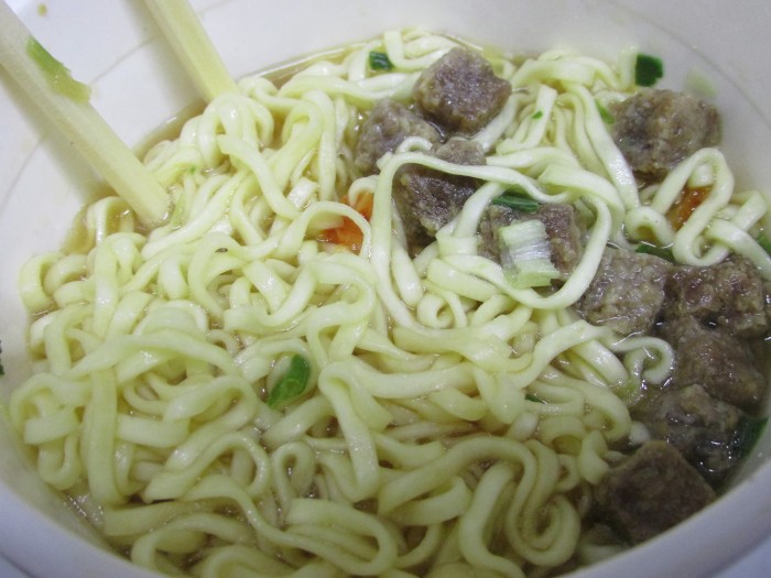 【コンビニ新商品・カップ麺】　日清　カップヌードル　肉盛りペッパー　ビッグ　の巻の写真4
