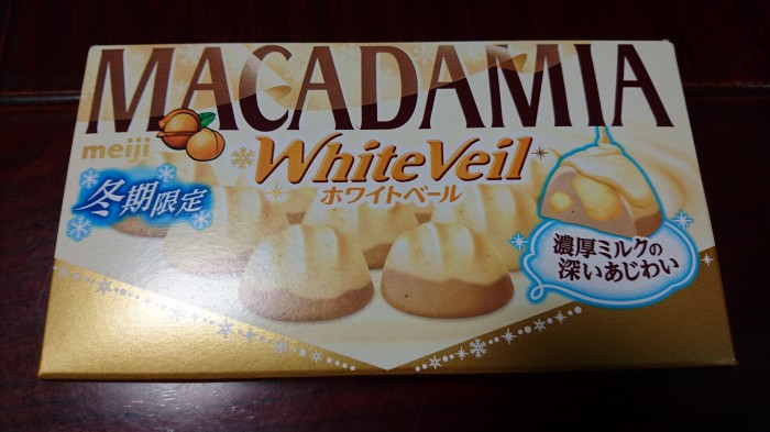 【コンビニ新商品・お菓子】 明治 マカダミア ホワイトベール の巻の写真2
