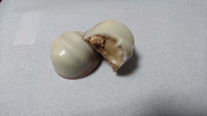 【コンビニ新商品・お菓子】 明治 マカダミア ホワイトベール の巻の写真4