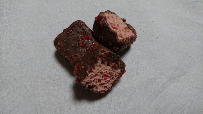 【コンビニ新商品・お菓子】 ギンビス 銀座ラスク プレミアムストロベリー の巻の写真4