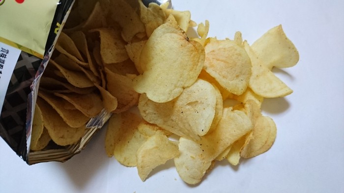 【コンビニ新商品・お菓子】 カルビー ポテトチップス 極濃 たまごマヨ味 の巻の写真4
