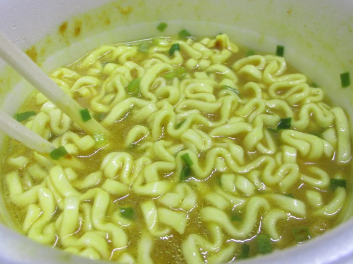 【コンビニ新商品・カップ麺】 エースコック 近代×つるとんたん カレーうどん の巻の写真7