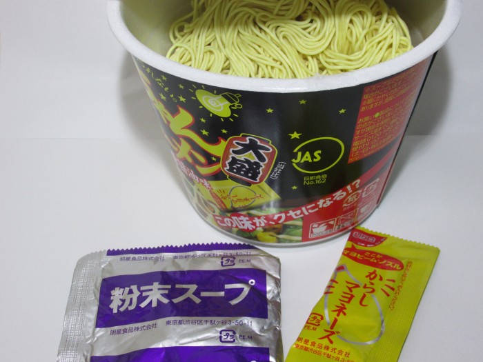【コンビニ新商品・カップ麺】　明星　一平ちゃん　マヨラーメン　豚骨醤油　の巻の写真2