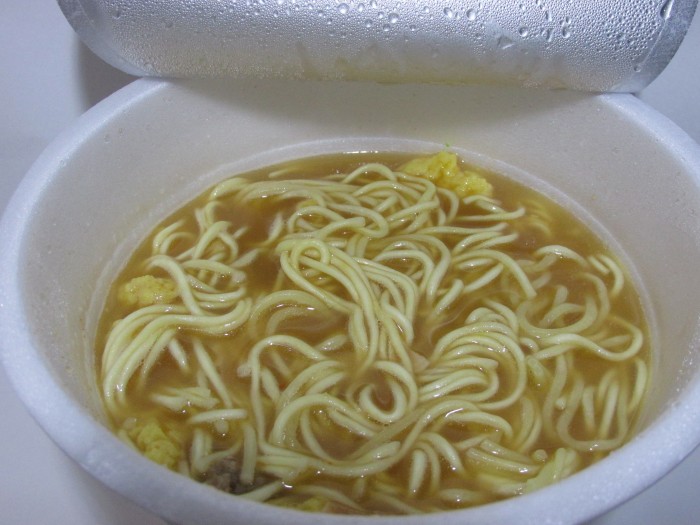 【コンビニ新商品・カップ麺】 明星 一平ちゃん マヨラーメン 豚骨醤油 の巻の写真3