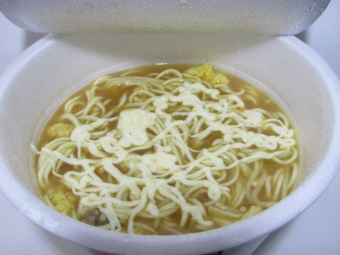 【コンビニ新商品・カップ麺】 明星 一平ちゃん マヨラーメン 豚骨醤油 の巻の写真4