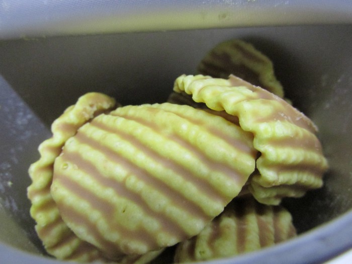 【コンビニ新商品・お菓子】 ブルボン じゃがチョコ 塩キャラメル味 の巻の写真3
