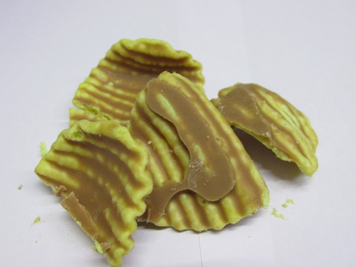 【コンビニ新商品・お菓子】　ブルボン　じゃがチョコ　塩キャラメル味　の巻の写真4