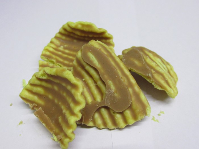 【コンビニ新商品・お菓子】 ブルボン じゃがチョコ 塩キャラメル味 の巻の写真4