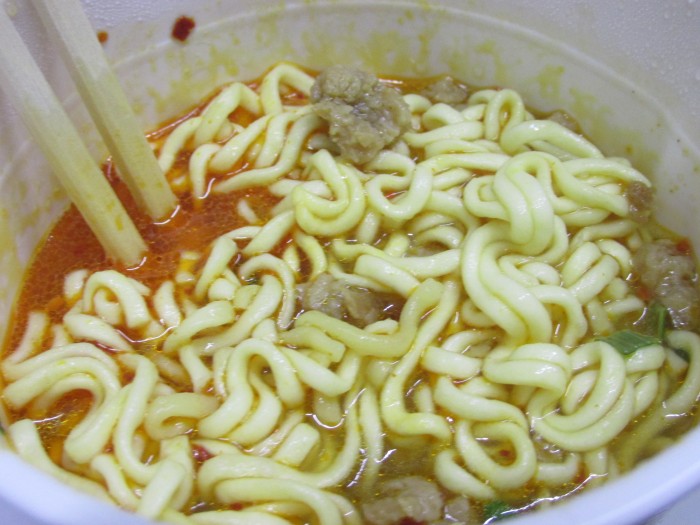 【コンビニ新商品・カップ麺】　マルちゃん　本気盛　塩担々麺　の巻の写真4