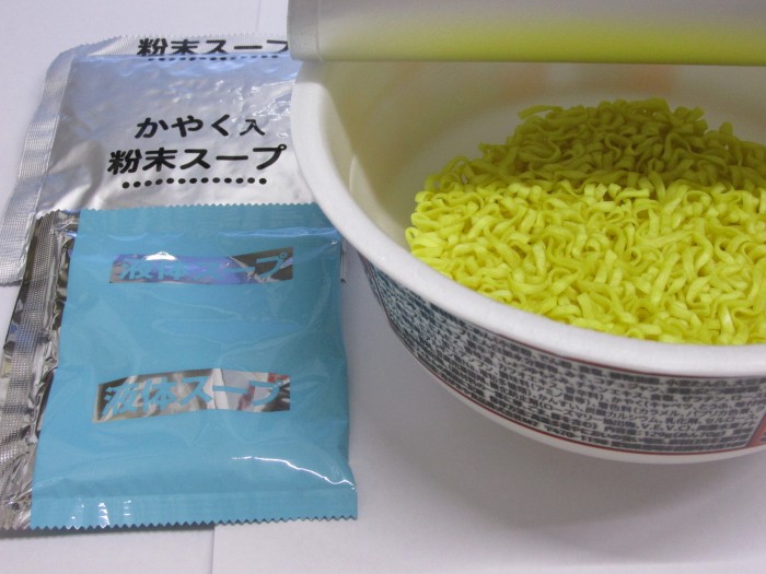 【コンビニ新商品・カップ麺】 寿がきや 赤からラーメン 赤5番 の巻の写真3