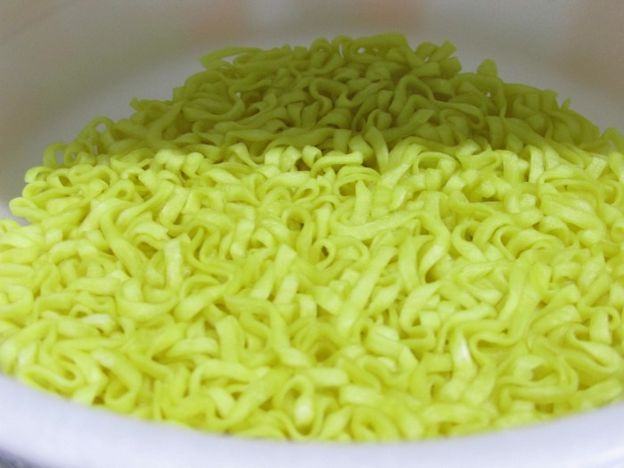 【コンビニ新商品・カップ麺】 寿がきや 赤からラーメン 赤5番 の巻の写真4
