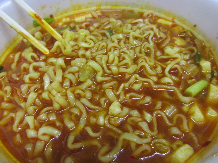 【コンビニ新商品・カップ麺】 寿がきや 赤からラーメン 赤5番 の巻の写真5