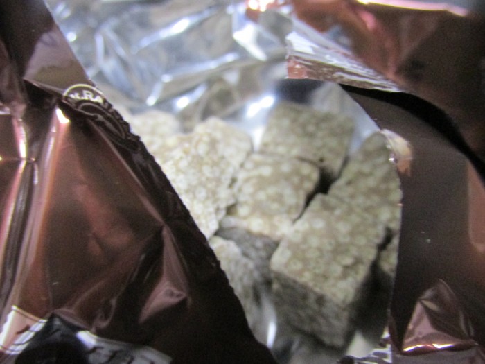 【コンビニ新商品・お菓子】 森永 CAFFE LATTE クランチチョコ の巻の写真4