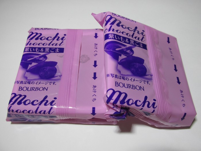 【コンビニ新商品・お菓子】 ブルボン モチショコラ 紫いも&黒ごま の巻の写真2
