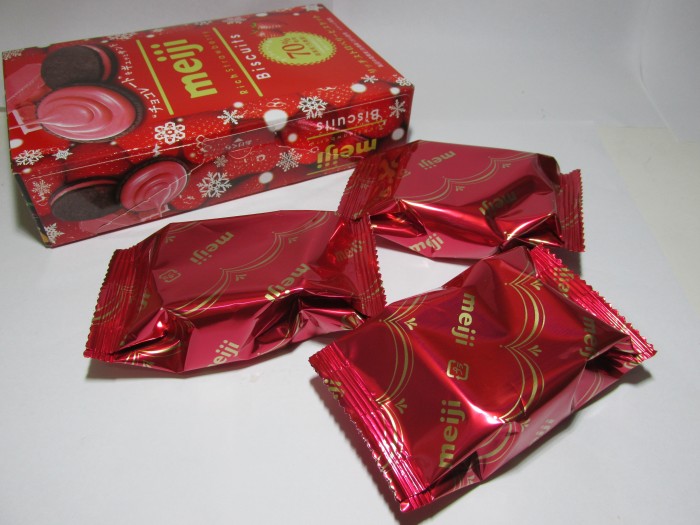 【コンビニ新商品・お菓子】 明治 リッチストロベリービスケット の巻の写真3