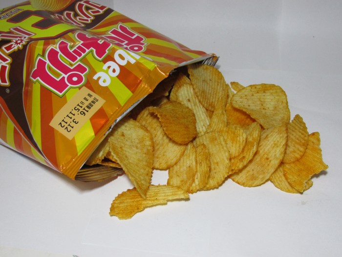 【コンビニ新商品・お菓子】 カルビー ポテトチップス コンソメ トリプルパンチ の巻の写真2
