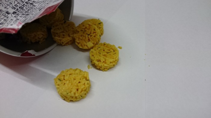 【コンビニ新商品・お菓子】 おやつカンパニー ラーメン丸 濃厚チーズグラタン の巻の写真5