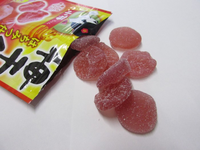 【コンビニ新商品・お菓子】 ロッテ 小梅ちゃん 梅干グミ はちみつ仕立て の巻の写真4