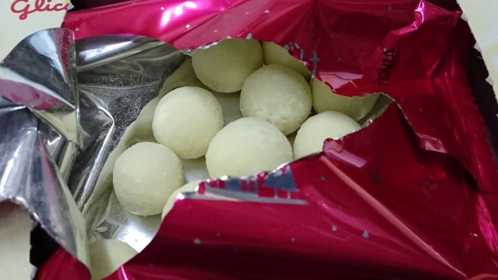【コンビニ新商品・お菓子】 グリコ 冬のくちどけ ホワイト&ベリー の巻の写真4