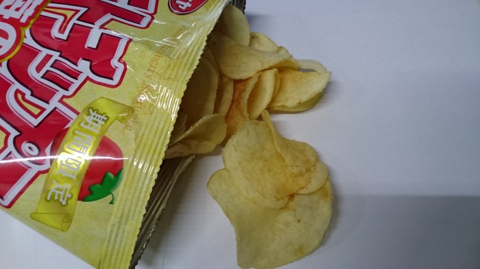 【コンビニ新商品・お菓子】 湖池屋 ポテトチップス 苺のショートケーキ の巻の写真4