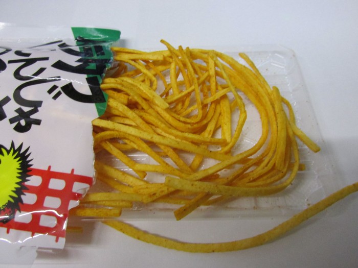 【コンビニ新商品・お菓子】 よっちゃん タラタラしてんじゃね~よ ナポリタン風味 の巻の写真4
