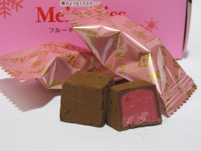 【コンビニ新商品・お菓子】 メルティーキッス フルーティー濃いちご の巻の写真4