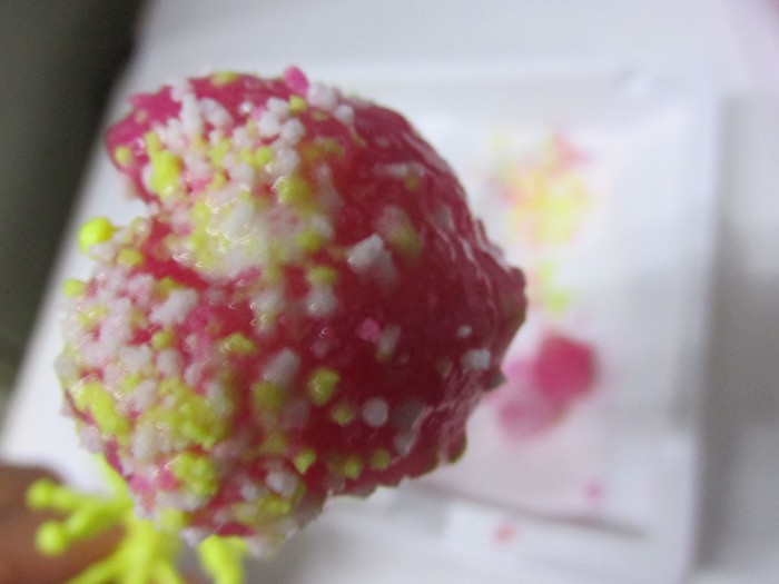 【コンビニ新商品・お菓子】 クラシエ なるなるグミの実 グレープ味 の巻の写真5