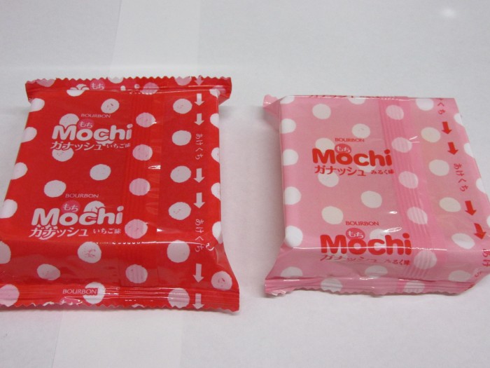 【コンビニ新商品・お菓子】 ブルボン もちガナッシュ いちご味みるく味 の巻の写真3