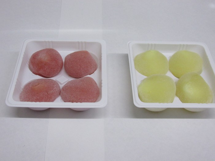 【コンビニ新商品・お菓子】 ブルボン もちガナッシュ いちご味みるく味 の巻の写真4