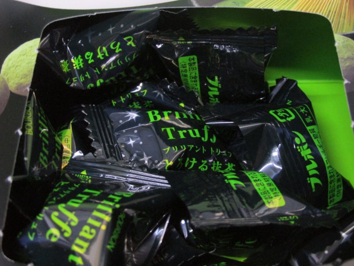 【コンビニ新商品・お菓子】 ブルボン ブリリアントリュフ 抹茶 の巻の写真3