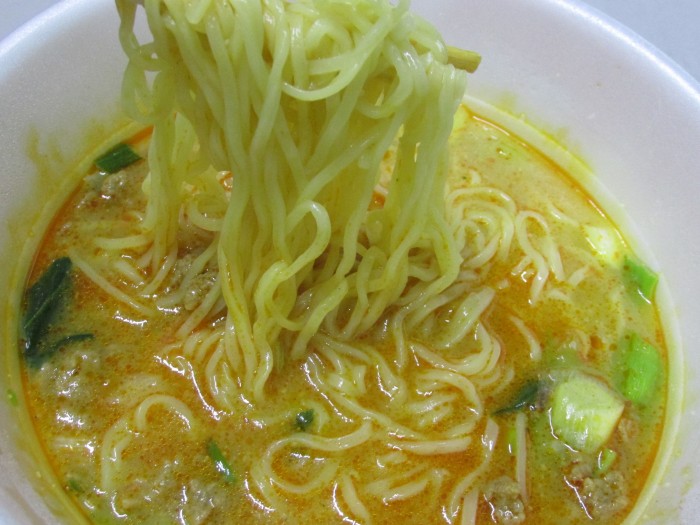 【コンビニ新商品・カップ麺】 日清 行列のできる店のラーメン 海老担々麺 の巻の写真6