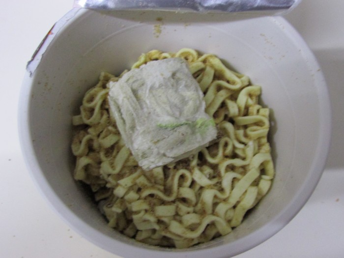 【コンビニ新商品・カップ麺】　マルちゃん　心あったか　とん汁うどん　の巻の写真3