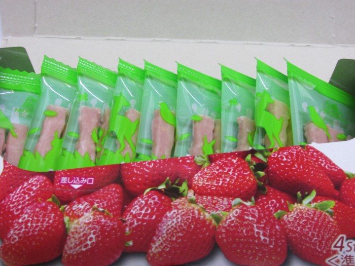【コンビニ新商品・お菓子】 森永 小枝 早摘みいちご味 の巻の写真3