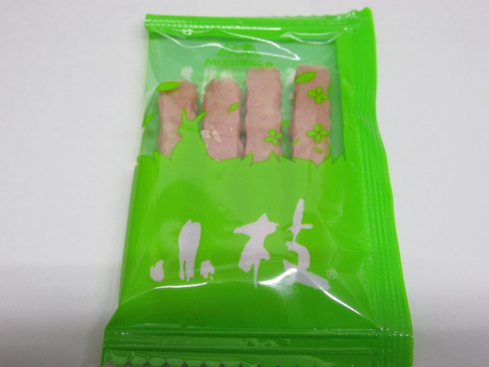 【コンビニ新商品・お菓子】 森永 小枝 早摘みいちご味 の巻の写真4