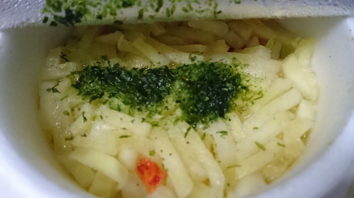 【コンビニ新商品・カップ麺】　サンヨー　ポテマニア　のり塩味　の巻の写真4