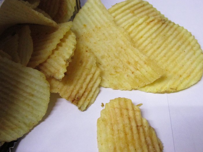 【コンビニ新商品・お菓子】 山芳 ポテトチップス R20 俺の本気のわさビーフの写真5