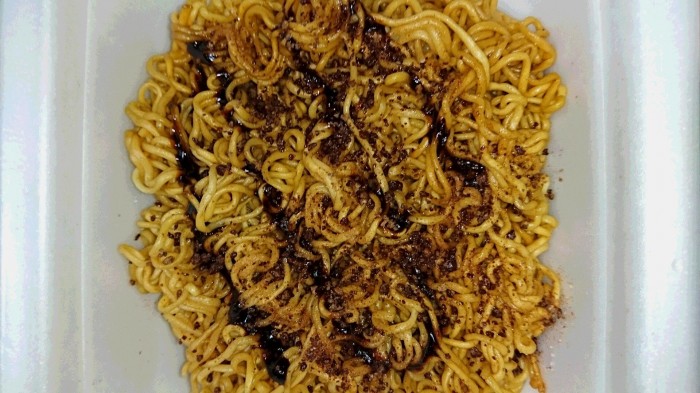 【コンビニ新商品・カップ麺】 明星 一平ちゃん 夜店の焼そば チョコソース の巻の写真3