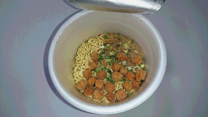【コンビニ新商品・カップ麺】　サンヨー　チキンマニア　フライドチキン味　の巻の写真2