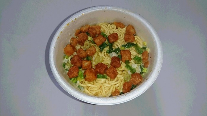 【コンビニ新商品・カップ麺】　サンヨー　チキンマニア　フライドチキン味　の巻の写真3