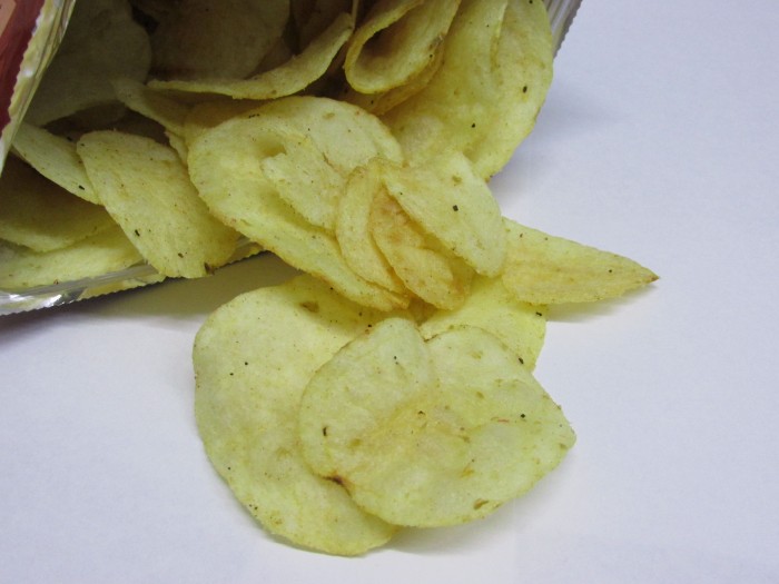 【コンビニ新商品・お菓子】 カルビー ポテトチップス 濃い味 炙りベーコン味 の巻の写真4